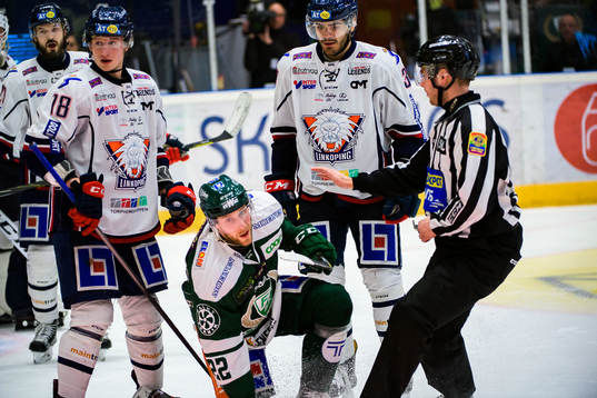 Färjestads Per Åslund och Linköpings Almen Bibic i en