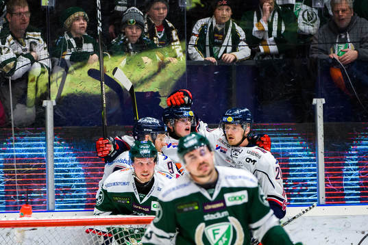 Linköpings Fredrik Karlström jublar med lagkamrater och