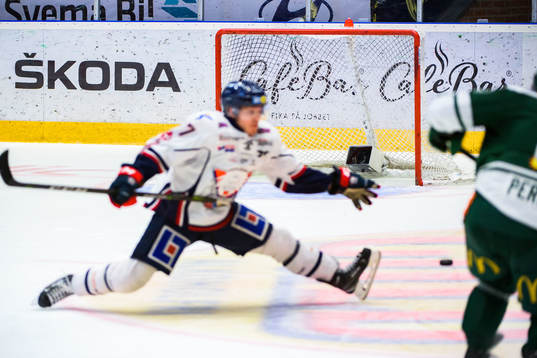 Färjestads Linus Persson (ej i bild) gör 3-1 i tom bur
