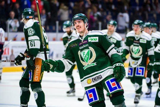 Färjestads Sebastian Erixon jublar och tackar publiken