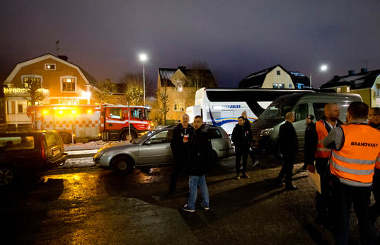 30 och alla fick lämna arenan, brandvakt syns i bild