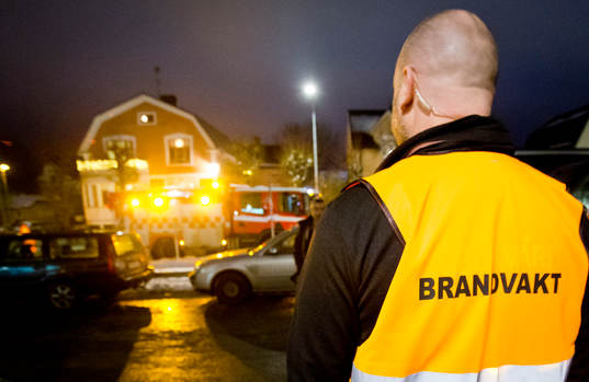 30 och alla fick lämna arenan, brandvakt syns i bild