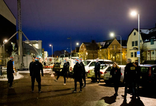 Karlskronasspelarna värmer upp utanför Behrn Arena med
