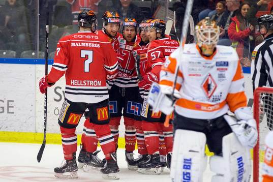 Örebros Tyson Spink jublar med lagkamrater