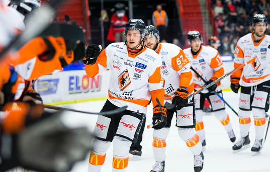Karlskronas Carl Persson jublar vid 1-1