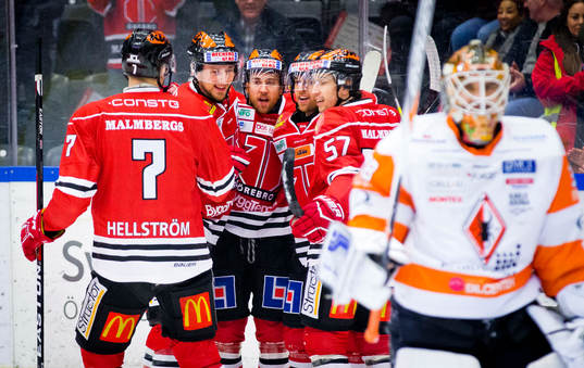 Örebros Tyson Spink gör 1-0 och jublar och Karlskronas