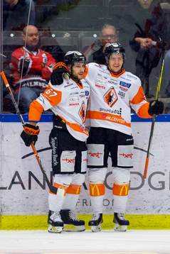 Karlskronas Carl Persson och Konstantin Komarek jublar