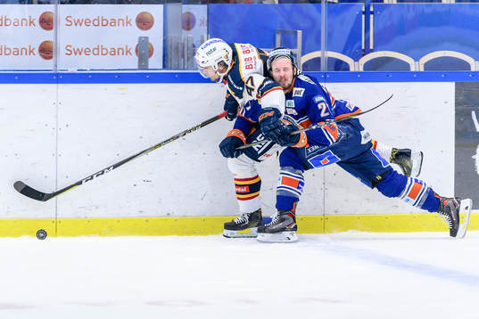 Växjös Martin Lundberg får en smäll mot ansiktet från