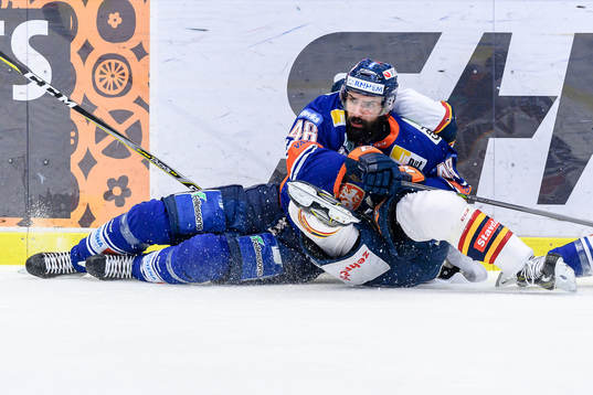 Växjös Daniel Rahimi ligger över en Djurgårdenspelare