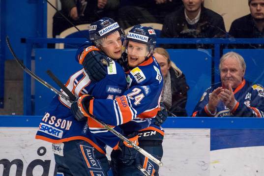 Växjös Elias Pettersson och Brendan Shinnimin jublar