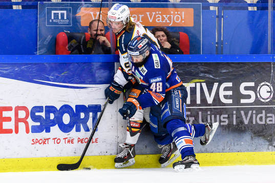 Växjös Daniel Rahimi tacklar Djurgårdens Axel Jonsson
