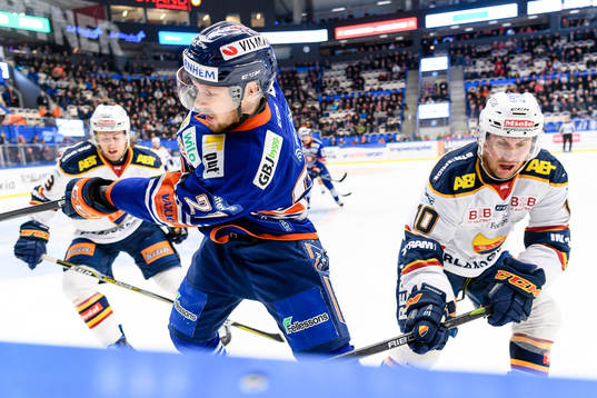 Växjös Martin Lundberg mellan Djurgårdens William