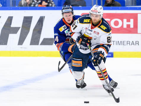 Djurgårdens Calle Ridderwall jagas av Växjös Joel Persson