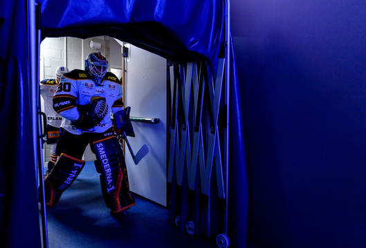 Djurgårdens målvakt Joacim Eriksson på väg ut till