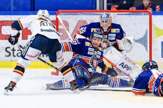 Växjös Arvid Lundberg täcker skott