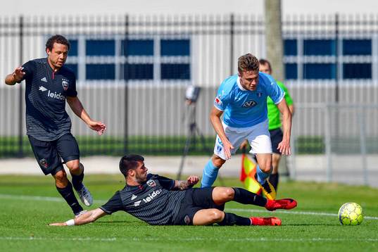 Malmö FFs Mattias Svanberg och DC Uniteds Junior Moreno