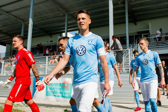 Malmö FFs Markus Rosenberg kommer ut till en