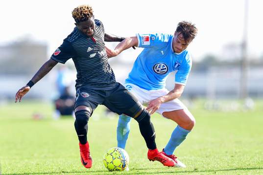 DC Uniteds Junior Moreno och Malmö FFs Eric Larsson