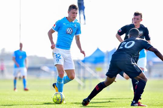 Malmö FFs Mattias Svanberg och DC Uniteds Jalen Robinson