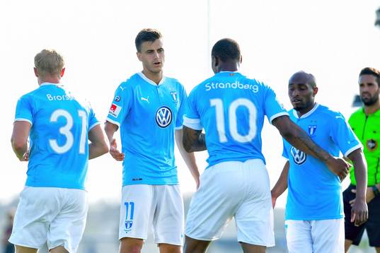 Malmö FFs Carlos Strandberg jublar med lagkamrater