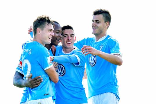 Malmö FFs Carlos Strandberg jublar med lagkamrater