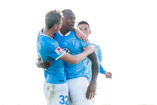 Malmö FFs Carlos Strandberg kramas om av Mattias Svanber