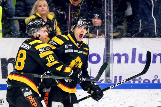 Skellefteås Henrik Hetta och Pontus Petterström jublar