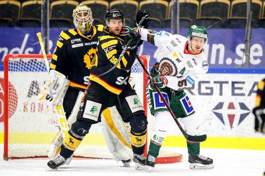 Skellefteås Michael Kostka och målvakt Gustaf Lindvall