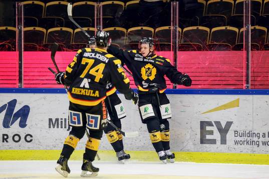 Skellefteås Tim Söderlund jublar med lagkamrater