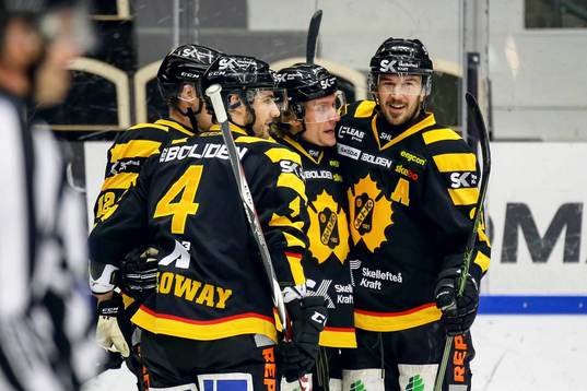 Skellefteås Jesper Olofsson jublar med lagkamrater