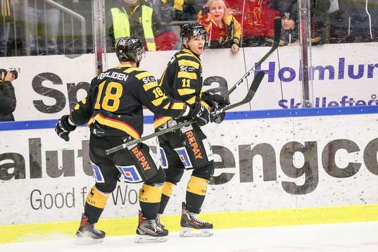 Skellefteås Henrik Hetta och Pontus Petterström jublar