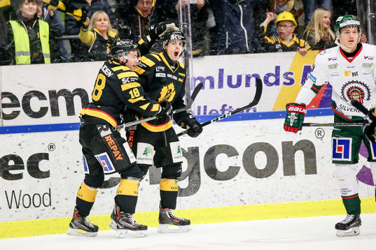 Skellefteås Henrik Hetta och Pontus Petterström jublar