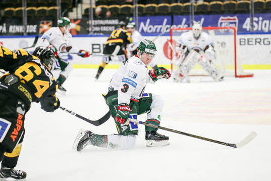 Skellefteås Jonathan Pudas skjuter ett slagskott på