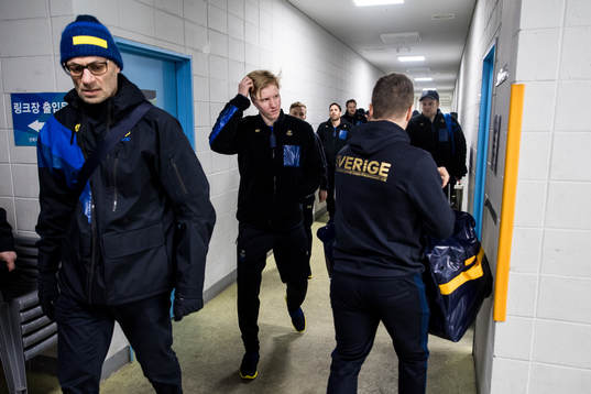 Peter Popovic assistant coach and Rasmus Dahlin of Sweden