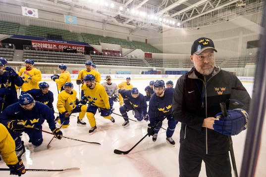 Rikard Grönborg head coach of Sweden going through tactics