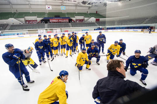 Johan Garpenlöv assistant coach of Sweden going through