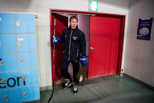 Johan Garpenlöv assistant coach of Sweden make his entrance