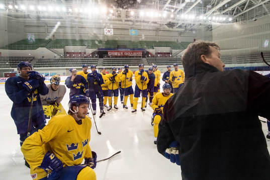 Johan Garpenlöv assistant coach of Sweden going through
