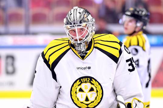 Brynäs målvakt David Rautio värmer upp