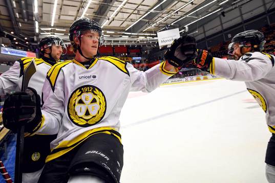 Brynäs Jesper Boqvist och Johan Alcén jublar