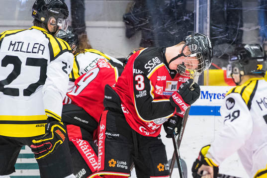 Luleås Nils Lundkvist med en klubba fast i gallret
