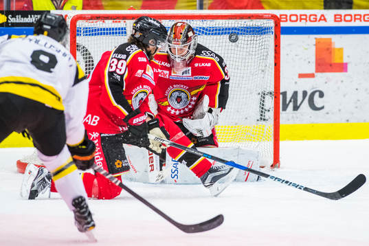 Brynäs Aaron Palushaj skjuter mot Luleås målvakt Joel