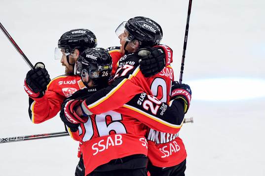 Luleås Daniel Sondell jublar med lagkamrater