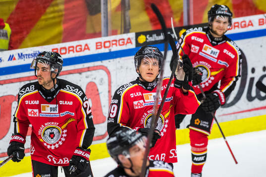 Luleås Joonas Jalvanti och lagkamrater jublar