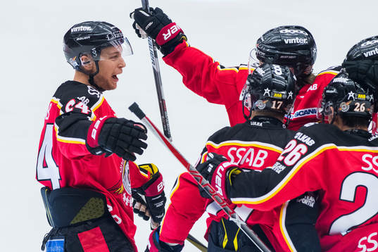 Luleås Johan Harju jublar med lagkamrater