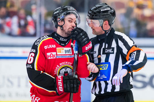Luleås Niklas Olausson och domare Mikael Nord