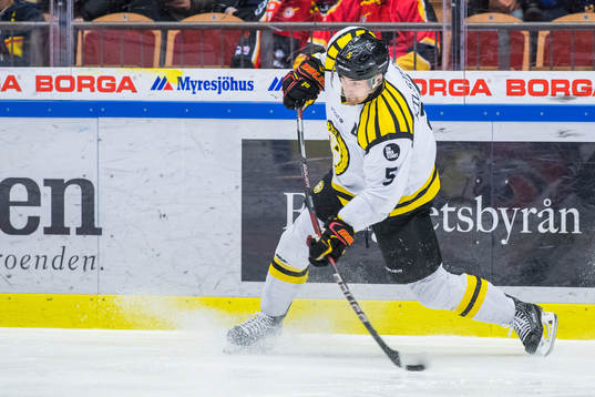 Brynäs Lukas Kilström skjuter