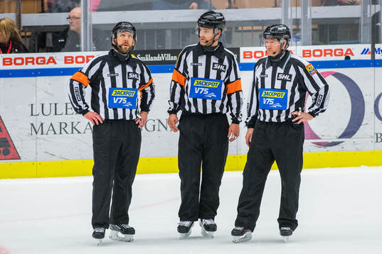 Domarna Marcus Linde och Mikael Nord samt linjedomare Jan