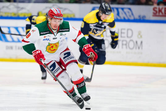 Moras Robin Johansson med pucken