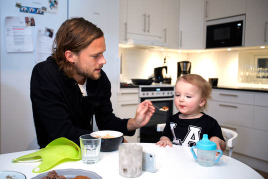 Hemma hos familjen Tom Pettersson matar sonen Lennox